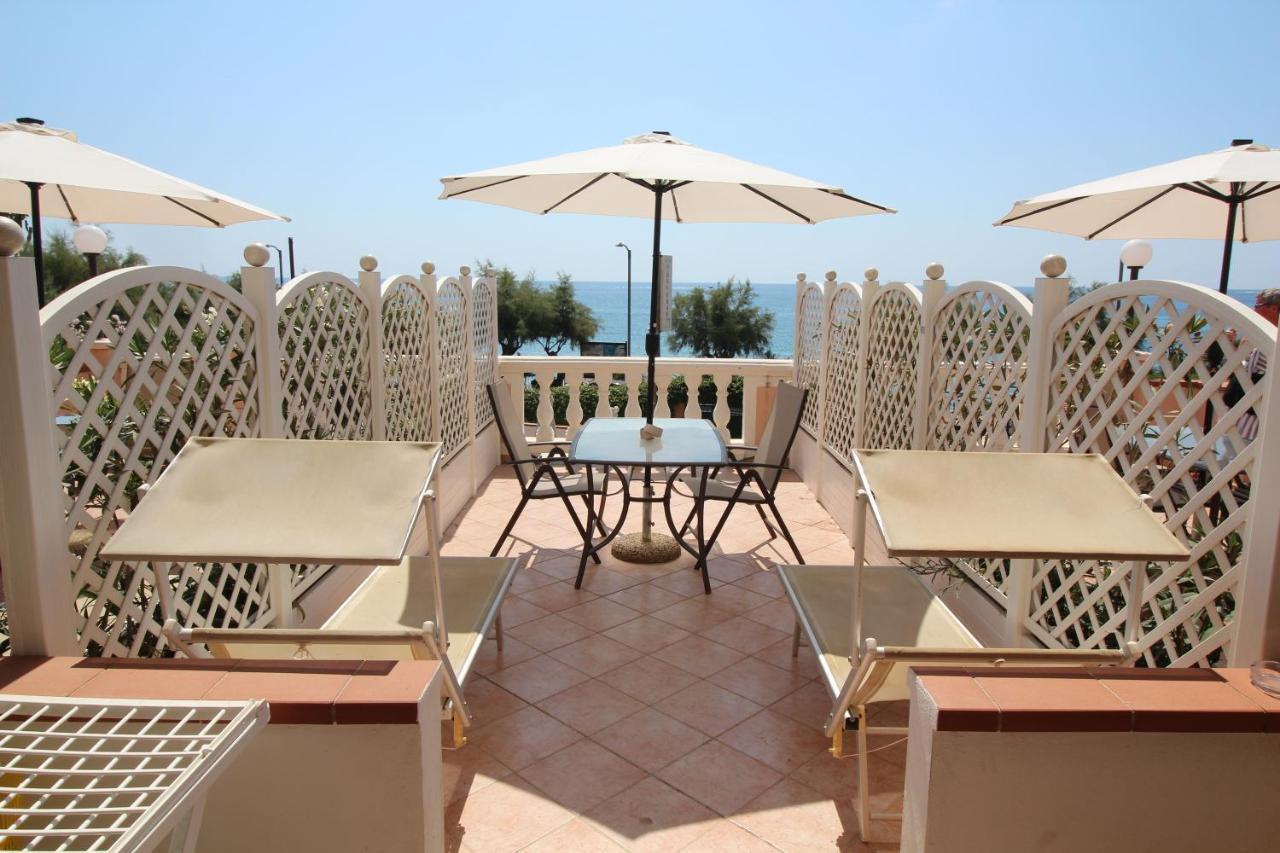 Del Prado Aparthotel Riva Ligure Ngoại thất bức ảnh