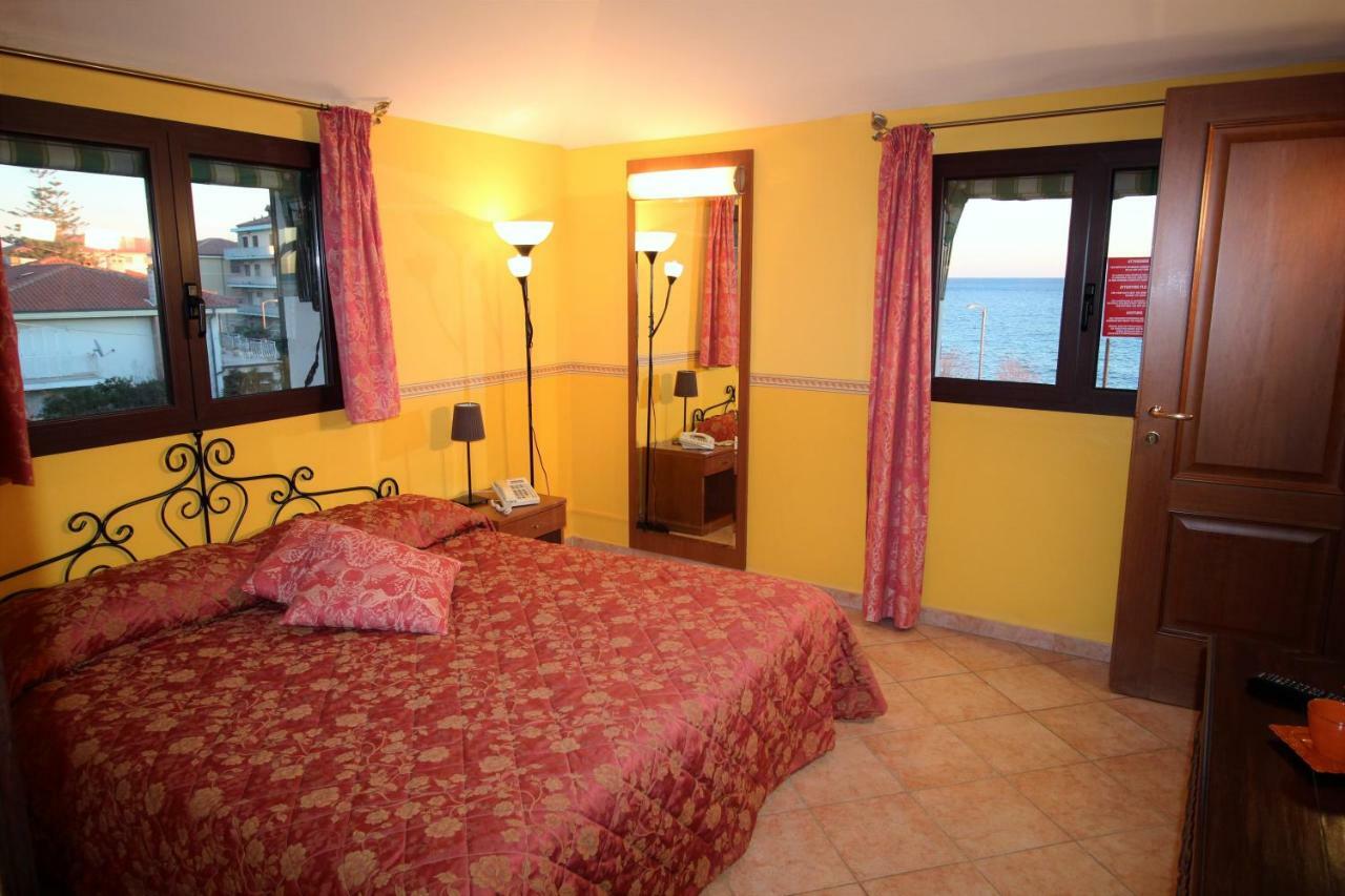 Del Prado Aparthotel Riva Ligure Ngoại thất bức ảnh