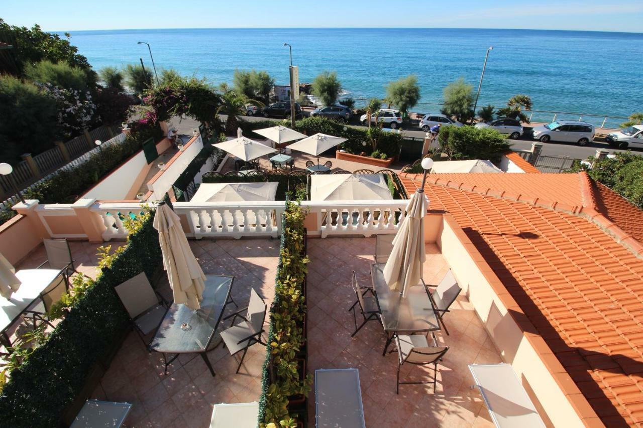Del Prado Aparthotel Riva Ligure Ngoại thất bức ảnh