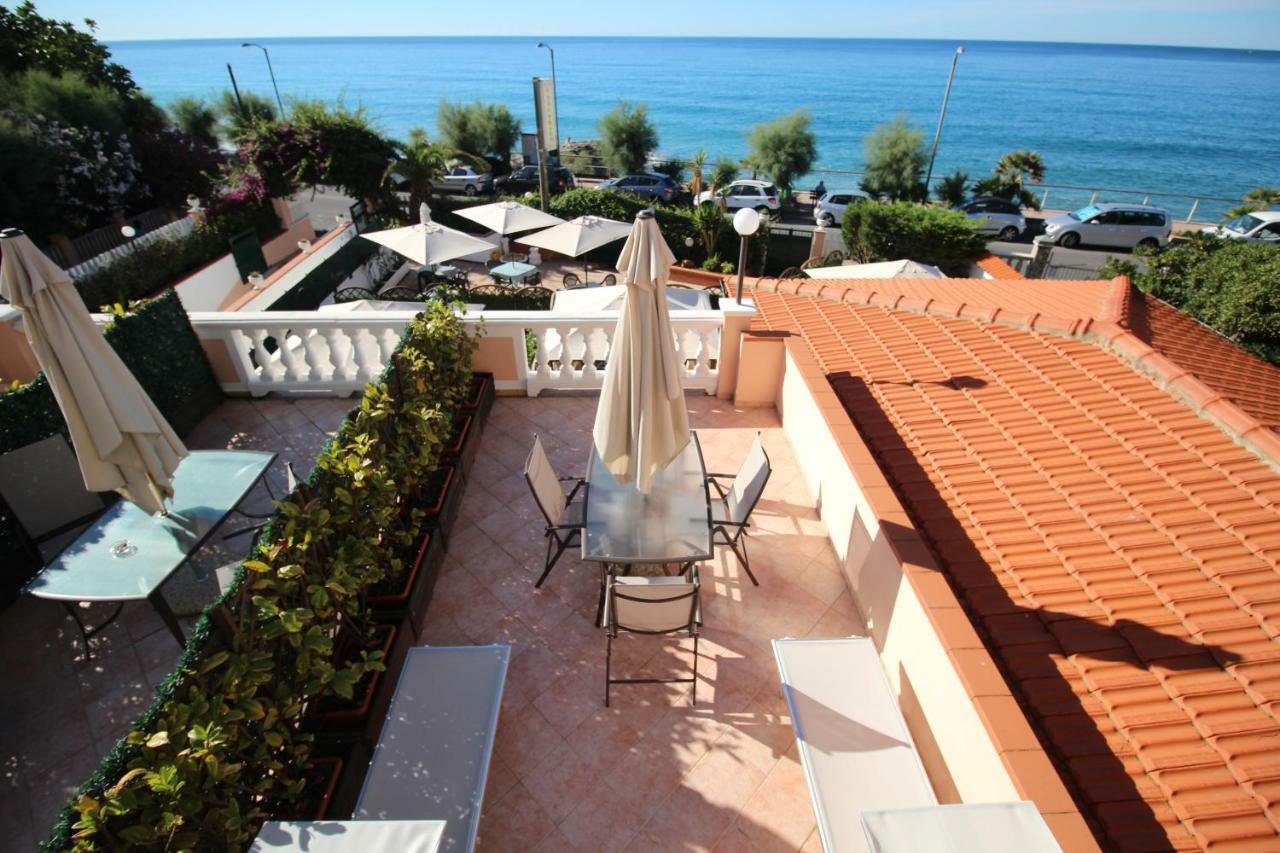 Del Prado Aparthotel Riva Ligure Ngoại thất bức ảnh